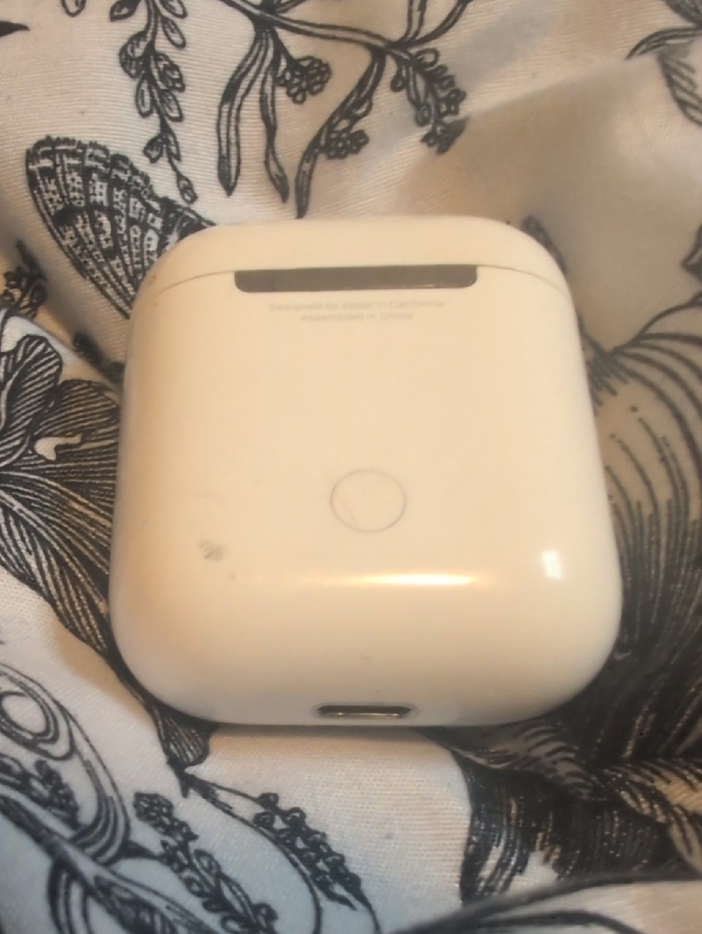 Apple White Airpods Second Generation Headphones With Charging Case - Picture 4 of 7